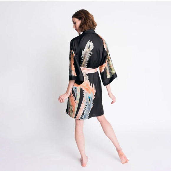 KIM+ONO Peacock Feather Short KIMONO
ROBE In Blk, Peach & Teal W/Blk Waist Tie 🖤 - Picture 6 of 15